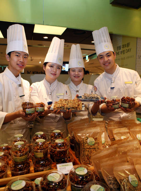 4일 현대백화점 압구정본점에서 대학생들이 직접 만든 오곡바, 견과류바, 견과류컵 등을 선보이고 있다. 현대백화점은 정월대보름을 앞두고 'THE 부럽 DAY' 행사를 진행, 우송대학교 '글로벌 한식조리학과' 학생들이 만든 제품을 판매한다. 현대백화점 제공